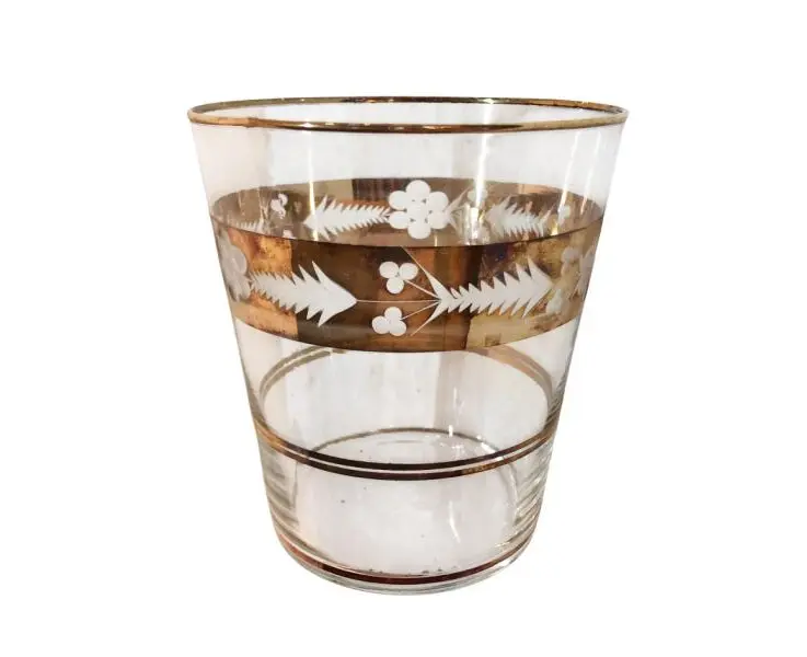 Foto de um(a) Balde de gelo em demi cristal, da categoria de Baldes de Gelo. Balde para gelo em demi cristal com decoração floral e barrados dourados. Medidas 15A x 13cm de diâmetro. Mostrado de uma perspectiva diferente. Vendido no marketplace Trésors.