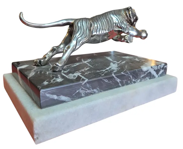 Foto de um(a) Antiga Escultura Tigre em Metal Prateado sobre Base Dupla de Mármore – Esmaltarte, da categoria de Escultura. Impressionante peça decorativa vintage, esta escultura captura a força e o dinamismo de um tigre em posição de ataque. Com... Mostrado de uma perspectiva diferente. Vendido no marketplace Trésors.