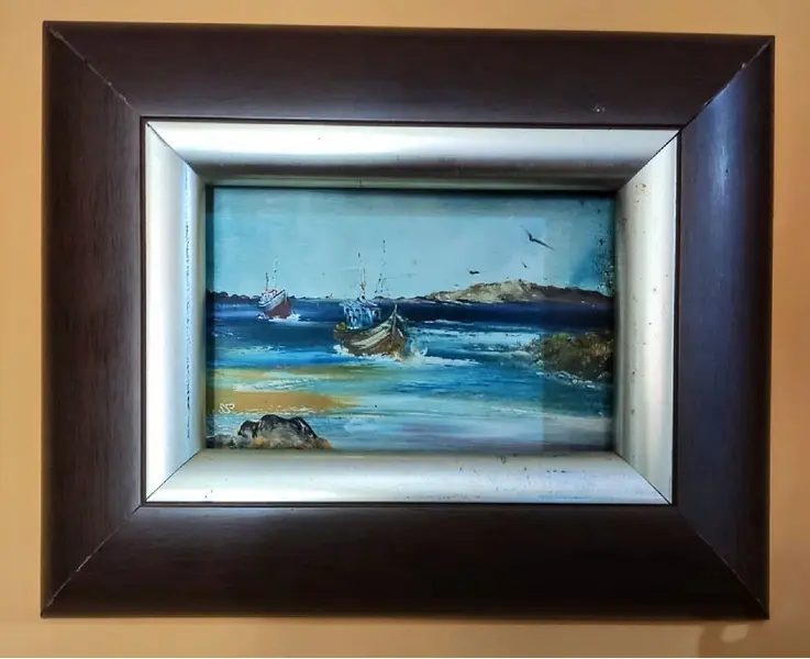 Foto de um(a) Quadro Marina Anos 90, da categoria de Pinturas. Quadro em acrílico sobre eucatex com moldura em madeira e prata, comprado em porto alegre no final dos anos 1990 Tela: 17 cm... Mostrado de uma perspectiva diferente. Vendido no marketplace Trésors.