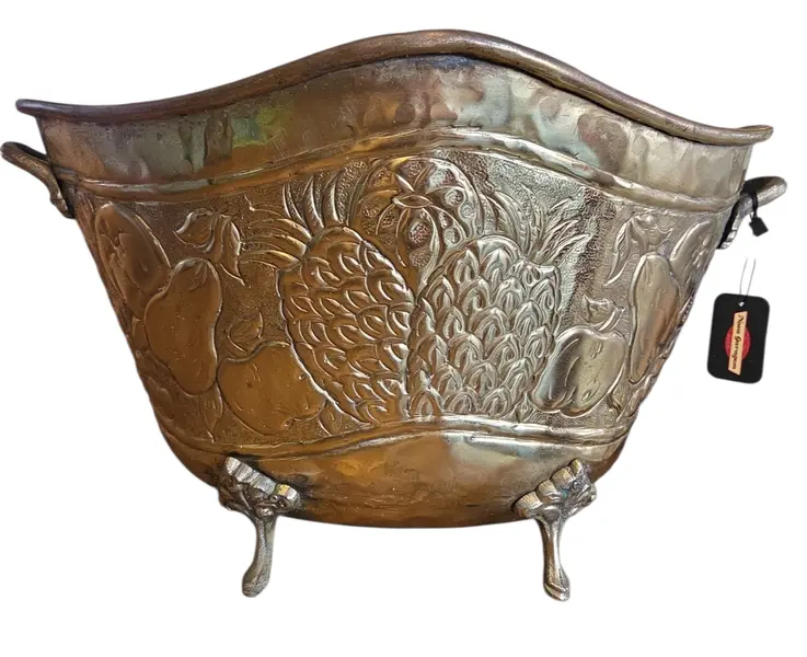 Foto de um(a) Floreira ornamentada em Latão, da categoria de Cachepot. Mostrado de uma perspectiva diferente. Vendido no marketplace Trésors.
