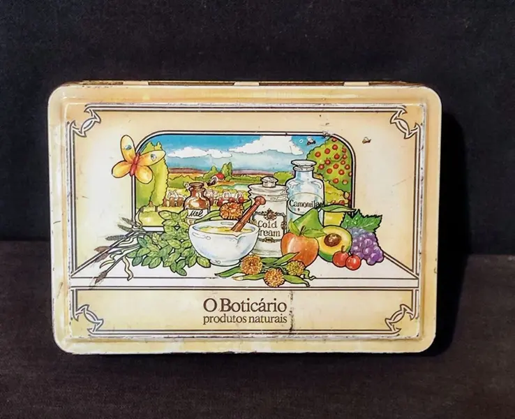 Foto de um(a) Lata Perfume Acqua Fresca O Boticário, Década de 1970, da categoria de Outros colecionáveis. Lata do perfume acqua fresca d'o boticário. Criado em 1970 pela perfumista maria elisabeth m. De oliveira, com sua... Mostrado de uma perspectiva diferente. Vendido no marketplace Trésors.