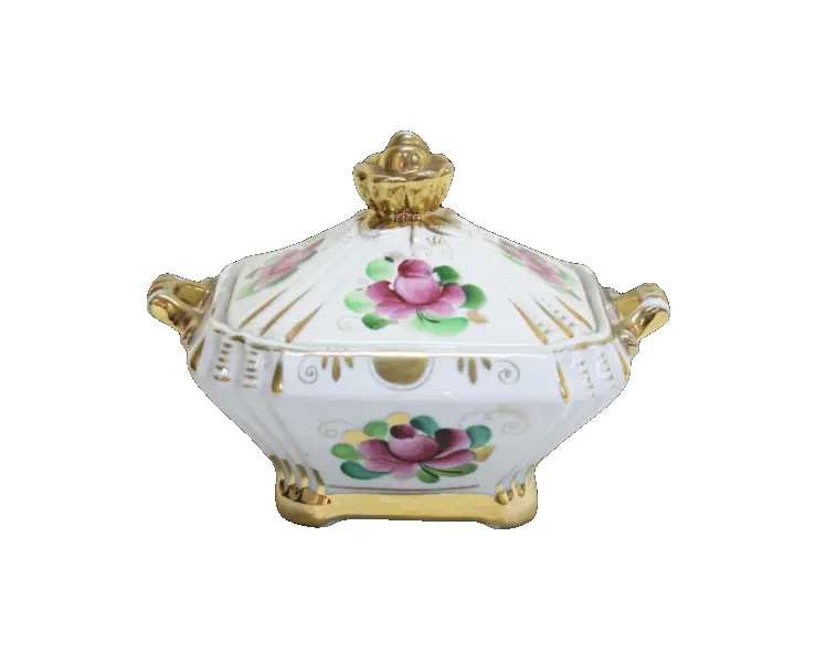 Foto de um(a) Caixa em porcelana, da categoria de Cestos e Caixas. Delicada caixa quadrada em porcelana branca, alças laterais, e rico trabalho de flores pintadas à mão em policromia e farta... Vendido no marketplace Trésors.