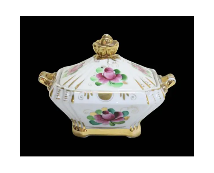 Foto de um(a) Caixa em porcelana, da categoria de Cestos e Caixas. Delicada caixa quadrada em porcelana branca, alças laterais, e rico trabalho de flores pintadas à mão em policromia e farta... Mostrado de uma perspectiva diferente. Vendido no marketplace Trésors.