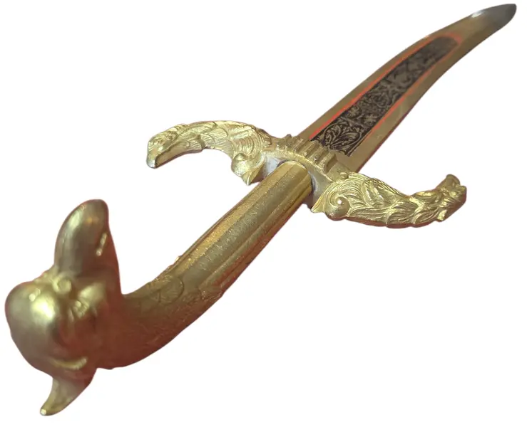 Foto de um(a) Adaga Decorativa Estilo Toledo – Lâmina Gravada e Guarnições em Dourado, da categoria de Facas. Uma peça de requinte visual excepcional, esta adaga decorativa destaca-se pelo trabalho de gravura em sua lâmina e pelo... Mostrado de uma perspectiva diferente. Vendido no marketplace Trésors.