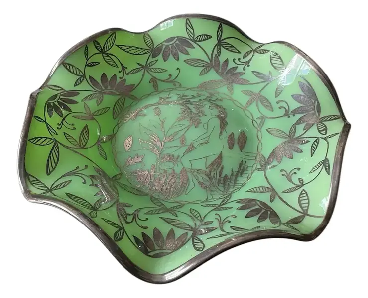 Foto de um(a) Antigo Centro De Mesa Opalina Verde Prata Dama Nua Art Deco, da categoria de Centro de mesa. Antigo e grande centro de mesa em opalina francesa na cor verde, belíssima decoração artística em prata com flores ao redor... Vendido no marketplace Trésors.