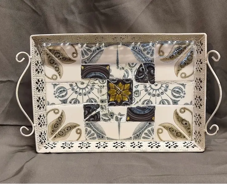 Foto de um(a) Bandeja de Ferro com Azulejos e com Borda Rendada, Década de 1970, da categoria de Bandejas. Bandeja de ferro com borda rendada, pés em metal e alças em volutas. Revestida com azulejos vintage dos anos 1970 formando... Mostrado de uma perspectiva diferente. Vendido no marketplace Trésors.