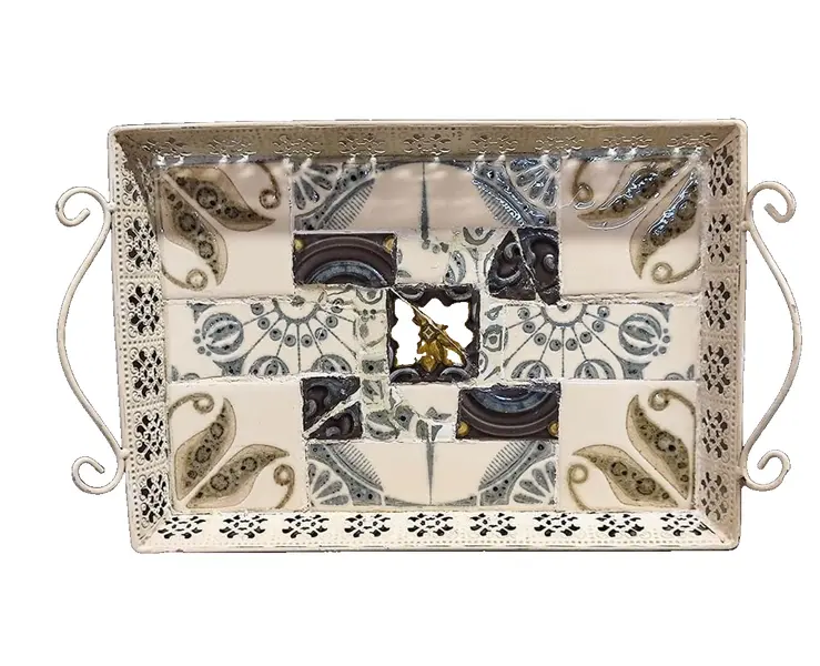 Foto de um(a) Bandeja de Ferro com Azulejos e com Borda Rendada, Década de 1970, da categoria de Bandejas. Bandeja de ferro com borda rendada, pés em metal e alças em volutas. Revestida com azulejos vintage dos anos 1970 formando... Vendido no marketplace Trésors.