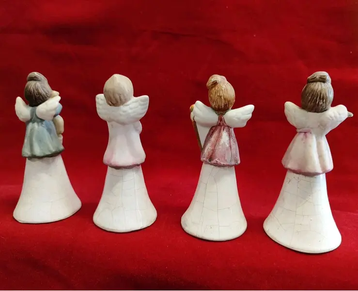 Foto de um(a) Combo 4 Sinetas Anjinhos em Cerâmica, da categoria de Outros colecionáveis. Combo de sinetas de mesa com anjos de porcelana na haste, sino em cerâmica branca craqueladas e badalo com pérola e corrente... Mostrado de uma perspectiva diferente. Vendido no marketplace Trésors.