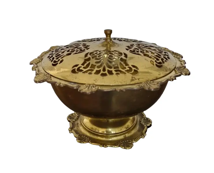 Foto de um(a) Antigo centro de mesa/bomboniere em metal, da categoria de Centro de mesa. Antigo centro de mesa / bomboniere em metal vazado dourado. Medidas : diâmetro 23 cm x altura 14 cm. Vendido no marketplace Trésors.