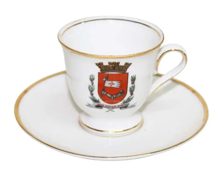 Foto de um(a) Conjunto de 06 xícaras para café Centenário de São Paulo 1954, da categoria de Xícaras. Antigo e raro conjunto de 06 xícaras para café com seu respectivo pires, da manufatura Maua comemorativa centenário de São... Mostrado de uma perspectiva diferente. Vendido no marketplace Trésors.