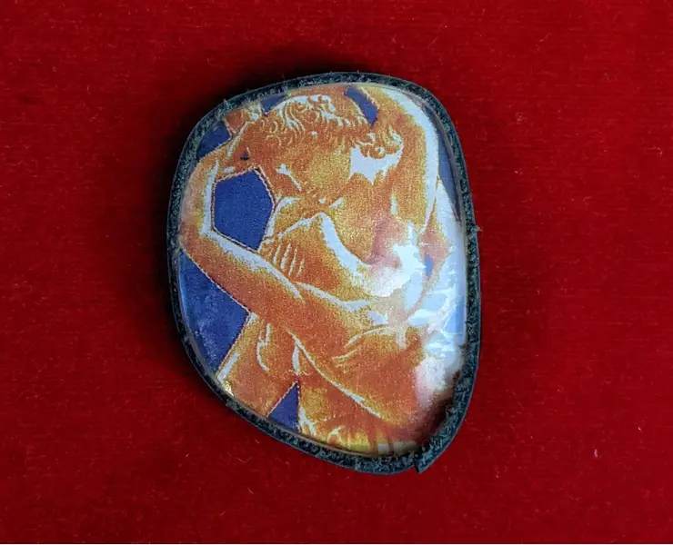Foto de um(a) Broche Escultura Grega, da categoria de Outros colecionáveis. Broche personalizado a partir de lentes de vidro com borda em camurça, com imagem de escultura grega peça única pelo... Mostrado de uma perspectiva diferente. Vendido no marketplace Trésors.