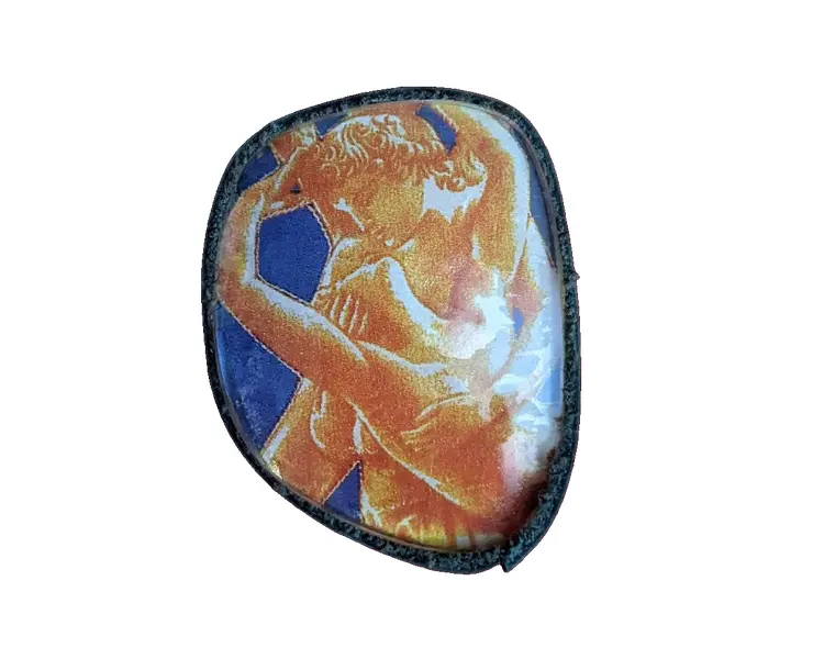 Foto de um(a) Broche Escultura Grega, da categoria de Outros colecionáveis. Broche personalizado a partir de lentes de vidro com borda em camurça, com imagem de escultura grega peça única pelo... Vendido no marketplace Trésors.
