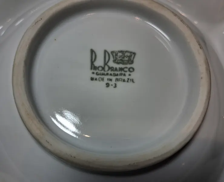Foto de um(a) Porcelana para petiscos Rio Branco, da categoria de Outros utensílios para servir. Linda peça da tradicional marca de porcelanas RIo Branco. Peça para uso à mesa com belos desenhos característicos dos anos... Mostrado de uma perspectiva diferente. Vendido no marketplace Trésors.