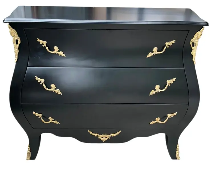 Foto de um(a) Cômoda Clássica Bombê com ornamentos em bronze, da categoria de Cômodas e Sapateira. Mostrado de uma perspectiva diferente. Vendido no marketplace Trésors.