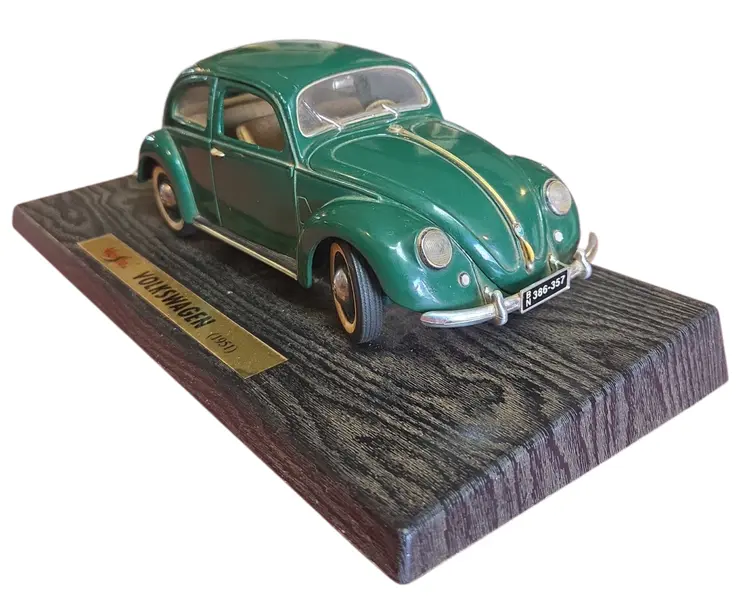 Foto de um(a) Miniatura Volkswagen 1951 (Fusca Split Window) - Verde Musgo - Escala 1:18, da categoria de Carros e caminhões de brinquedo. Esta miniatura representa uma das fases mais raras e desejadas da história da Volkswagen: o modelo de 1951. Conhecido... Mostrado de uma perspectiva diferente. Vendido no marketplace Trésors.