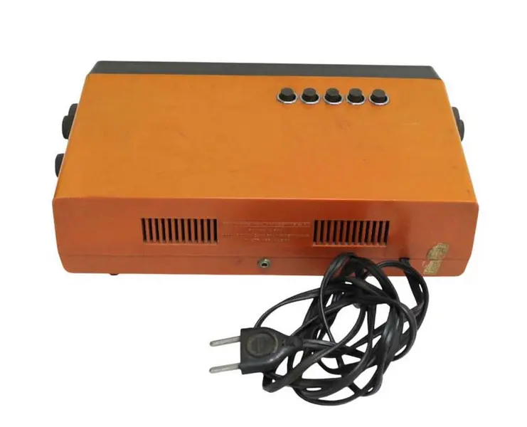 Foto de um(a) Rádio relógio SEMP TOSHIBA RR - 1005 - Nº 25440 BIVOLT, da categoria de Rádios e sintonizadores. Antigo e raro rádio relógio SEMP TOSHIBA RR - 1005 - Nº 25440 BIVOLT. Na tonalidade laranja, funcionando, sem garantias... Mostrado de uma perspectiva diferente. Vendido no marketplace Trésors.