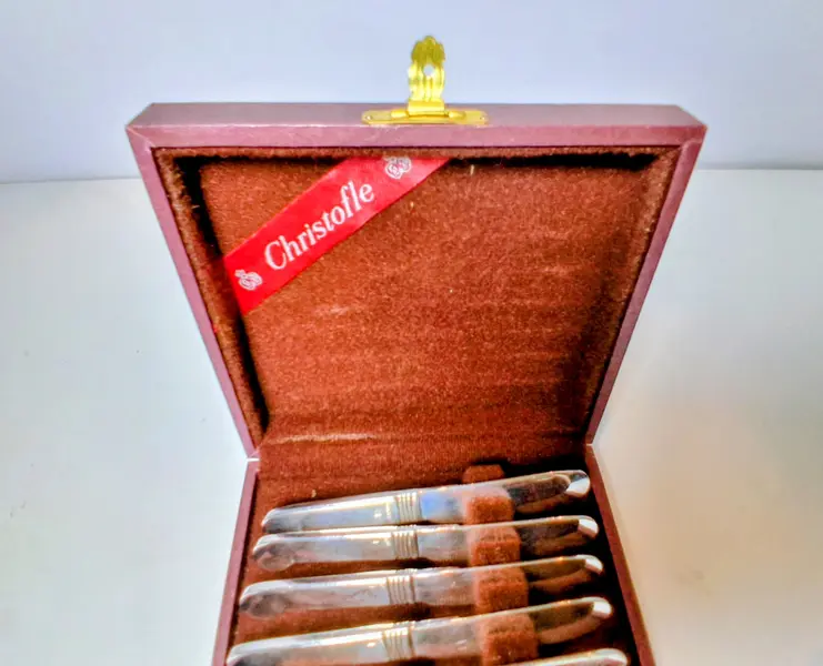 Foto de um(a) Christofle - faquinha Luc Lanel, da categoria de Facas. 6 faquinhas do designer art déco Luc Lanel, na sua caixa original. Medem 9,5 cm e usadas para patés, manteiga etc.... Mostrado de uma perspectiva diferente. Vendido no marketplace Trésors.