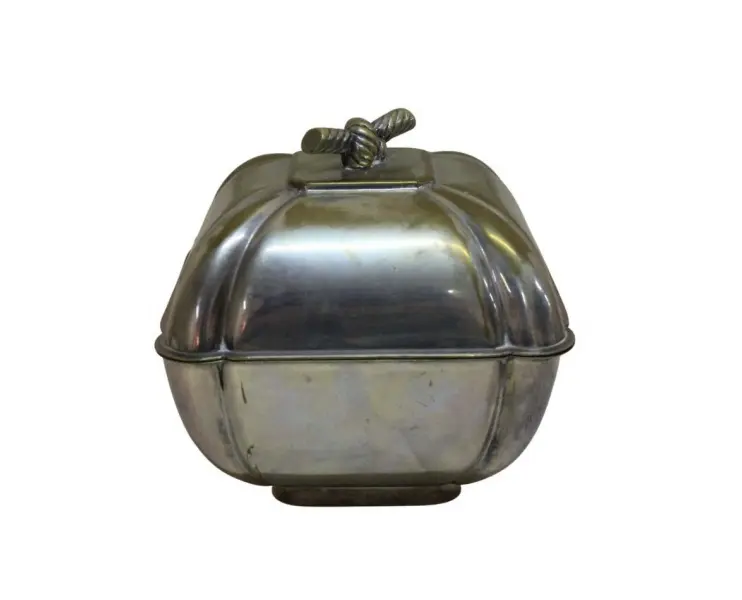 Foto de um(a) Caixa quadrada em metal espessurado a prata, da categoria de Cestos e Caixas. Antiga caixa quadrada em metal espessurado a prata, com interior em vermeio. Apresenta curiosa pega em formato de nó.... Vendido no marketplace Trésors.