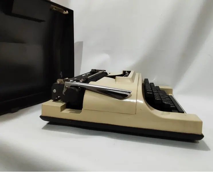 Foto de um(a) Máquina de Escrever Ramington-Ipanema, Década de 1980, da categoria de Maquinas de Escrever. Máquina de detilografia portátil da marca remington ipanema, com caixa original. Um dos expoentes em tecnologia dos anos... Mostrado de uma perspectiva diferente. Vendido no marketplace Trésors.