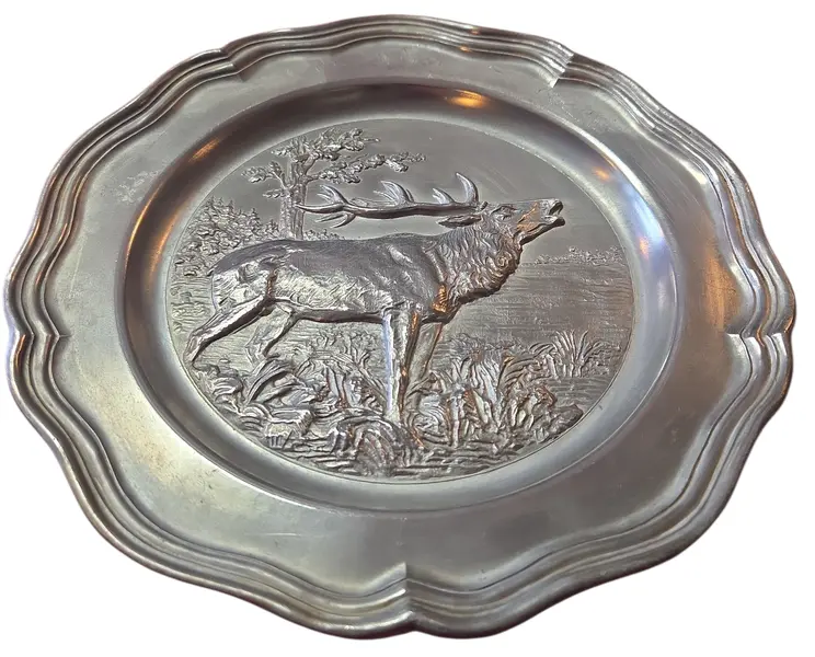 Foto de um(a) Prato Decorativo Alemão Rein Zinn – Estanho Puro Colecionável, da categoria de Pratos Decorativos. Adicione um toque de história alemã à sua decoração com este prato em estanho puro (Rein Zinn). Esta peça vintage destaca-se... Vendido no marketplace Trésors.