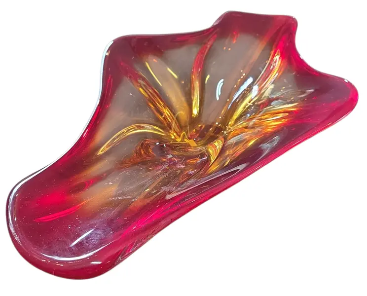 Foto de um(a) Centro de Mesa em Cristal Murano Orgânico – Vermelho, da categoria de Centro de mesa. Esta peça é um exemplo magnífico da técnica de vidro artístico, apresentando um design fluido e orgânico que captura a luz... Vendido no marketplace Trésors.