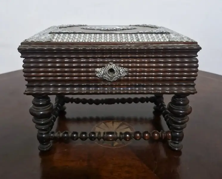 Foto de um(a) Caixa de música e porta jóias antigo, da categoria de Porta-Jóias. Magnifica caixa de música e porta jóias antigo, fabricado na década de 30. Produzido artesanalmente em madeira jacarandá da... Mostrado de uma perspectiva diferente. Vendido no marketplace Trésors.