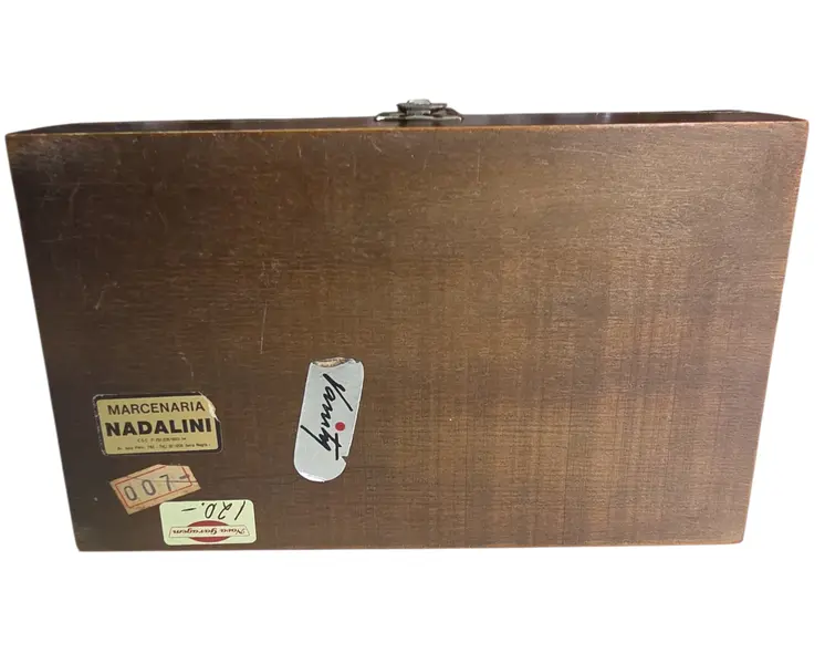 Foto de um(a) Caixa de Joias em Madeira – Detalhes Florais na Tampa, da categoria de Porta-Jóias. Guarde seus tesouros com a delicadeza que eles merecem. Esta caixa de joias em madeira maciça apresenta um acabamento... Mostrado de uma perspectiva diferente. Vendido no marketplace Trésors.