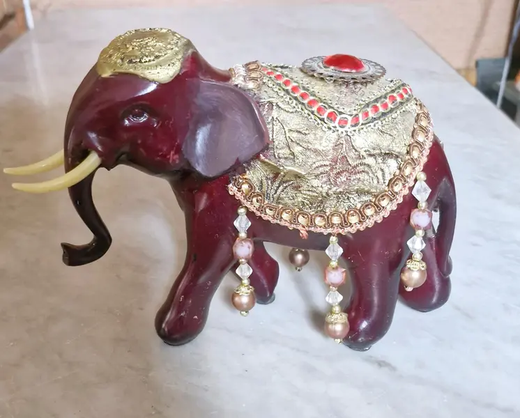 Foto de um(a) Par de Elefantes Antigos Feng Shui, da categoria de Modelos e estatuetas. Par de elefantes em tom de vinho com mantos dourados e pedrarias, que representam a Realeza e a Abundância. Os Mantos:... Mostrado de uma perspectiva diferente. Vendido no marketplace Trésors.