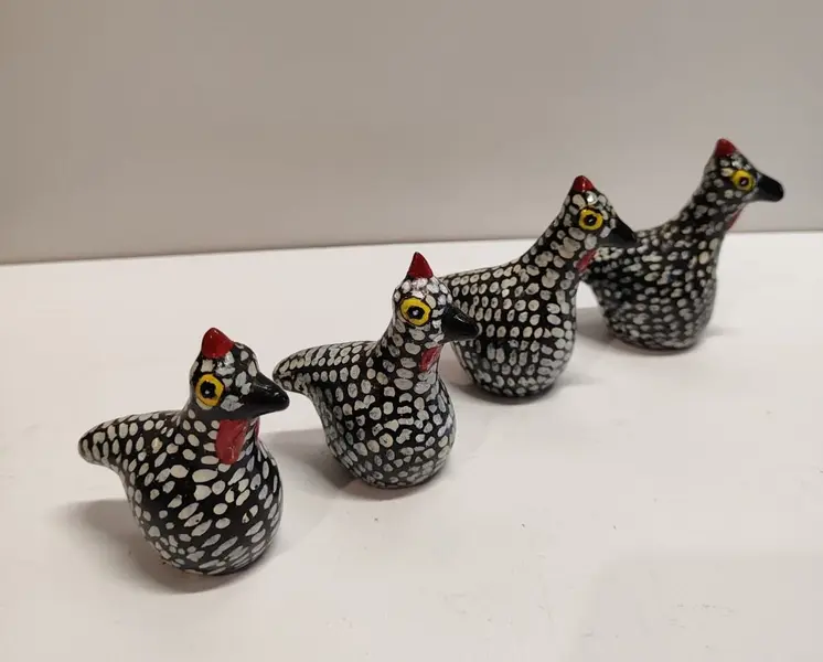 Foto de um(a) Galinha D'Angola em Cerâmica Nordestina, Década de 2000, da categoria de Modelos e estatuetas. Galinhas d'angola em cerâmicas nordestinas, década de 2000 A: 7 cm e 6,5 cm L: 8,5 cm e 6,5 cm P: 3,5 cm e 3 cm Peso... Mostrado de uma perspectiva diferente. Vendido no marketplace Trésors.