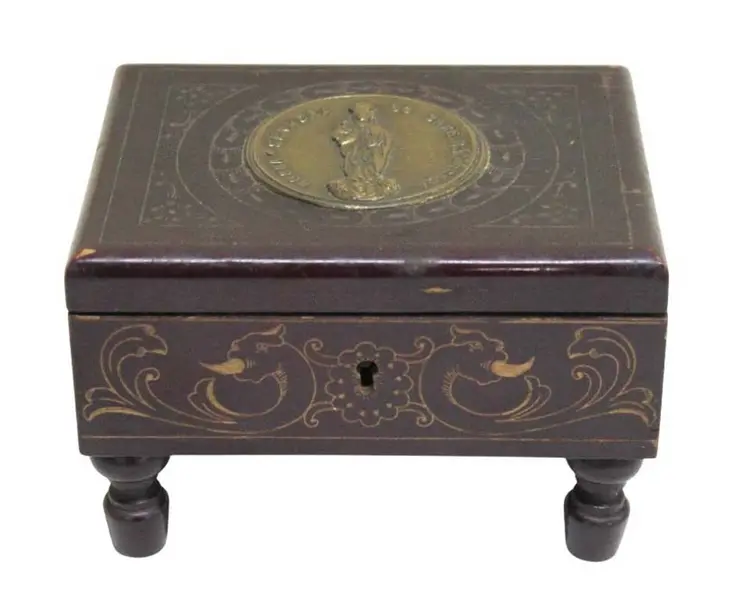 Foto de um(a) Caixa Porta Joia Em Madeira Marrom, da categoria de Porta-Jóias. Antigo porta joias em madeira nobre, na tonalidade vinho com decoração em arabescos com entalhe em baixo relevo, tampo com... Mostrado de uma perspectiva diferente. Vendido no marketplace Trésors.