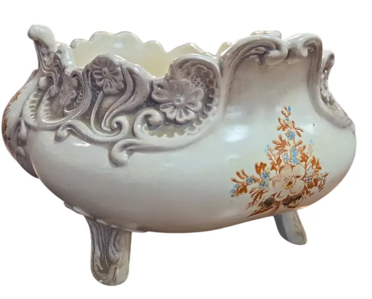 Foto de um(a) Antiga Floreira de Mesa Cerâmica Weiss – Coleção 87 – Pintada à Mão, da categoria de Cachepot. Clássico da Cerâmica Brasileira para sua Decoração. Esta belíssima floreira da Cerâmica Weiss é uma peça que une a tradição... Mostrado de uma perspectiva diferente. Vendido no marketplace Trésors.