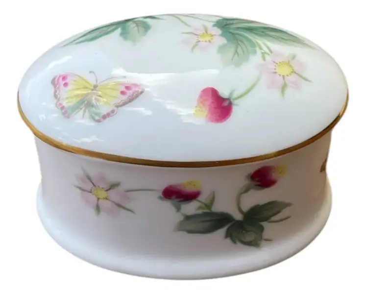 Foto de um(a) Antiga Pequena Caixinha De Coleção Porcelana Inglesa Floral, da categoria de Cestos e Caixas. Antiga e pequena caixinha decorativa ou porta joias em porcelana artística inglesa. Designer de artista. Lindo formato e... Vendido no marketplace Trésors.