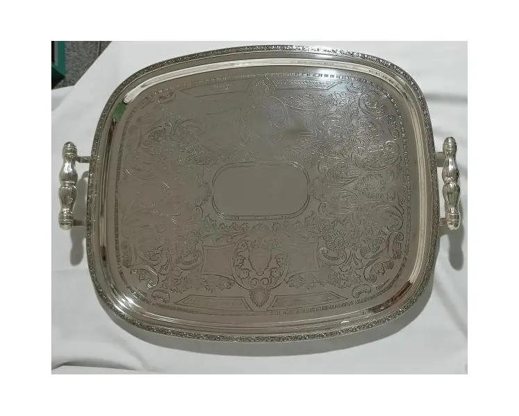 Foto de um(a) Grande bandeja em metal espessurado a prata, da categoria de Bandejas. Grande bandeja em metal espessurado a prata com tabuleiro decorado com flores e arabescos em baixo relevo , bem como a... Mostrado de uma perspectiva diferente. Vendido no marketplace Trésors.