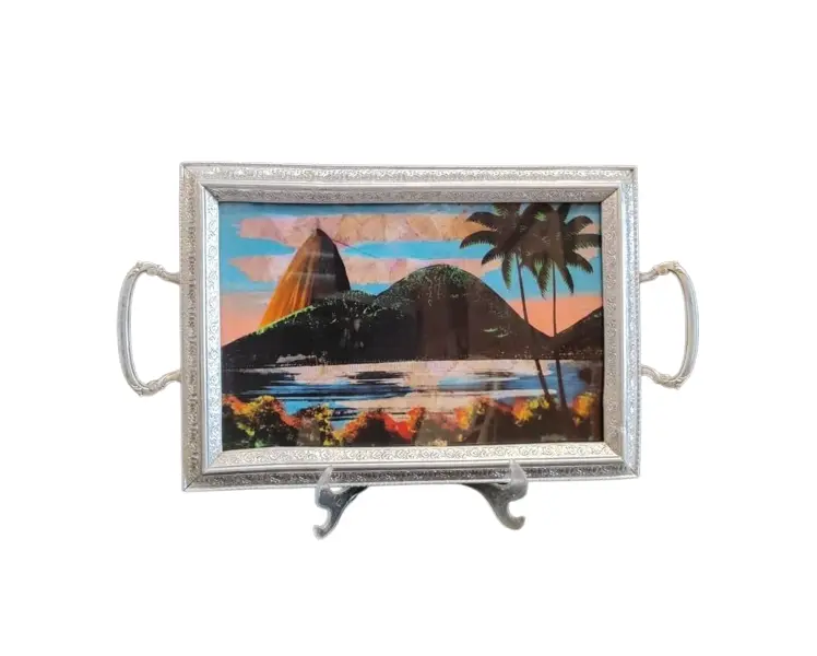 Foto de um(a) Bandeja Rio Antigo, Típico Dos Anos 1940, da categoria de Bandejas. Bandeja em alumínio polido com relevo prensado e alças maciças, gravura do rio antigo e vidro. Típico dos anos 1940. L: 34,5... Vendido no marketplace Trésors.