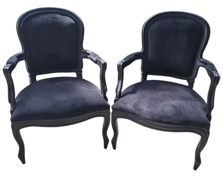 Foto de um(a) Par de Poltronas Luís XV, da categoria de Poltronas. Lindo par de poltronas clássicas em estilo Luis XV, com estrutura em madeira trabalhada e entalhes manuais. Peças autênticas... Vendido no marketplace Trésors.