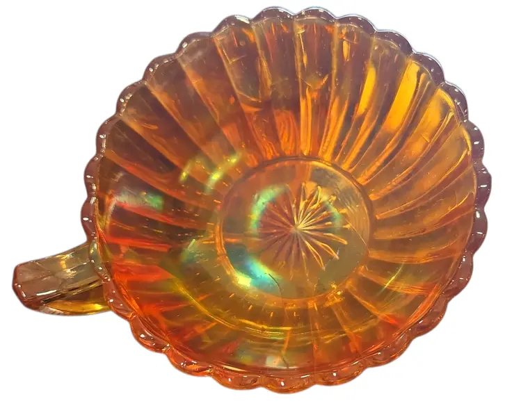 Foto de um(a) Xícara Carnival Glass Vintage, da categoria de Xícaras. Traga o charme das feiras de antiguidade para a sua mesa. Esta xícara de Carnival Glass não é apenas um item utilitário, mas... Mostrado de uma perspectiva diferente. Vendido no marketplace Trésors.