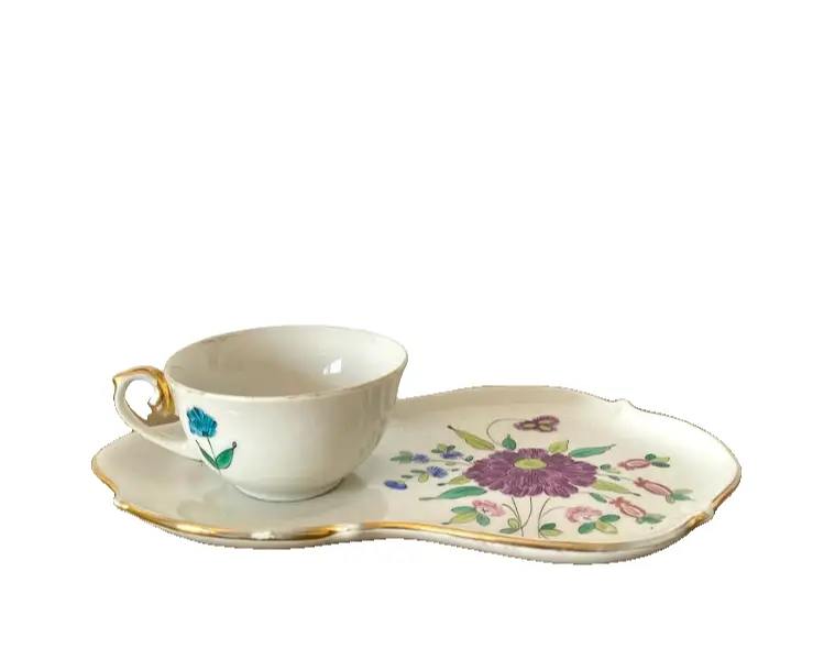 Foto de um(a) Xícara com bandeja, da categoria de Xícaras. Xícara com bandeja em porcelana. *Contém alguns desgastes no filete dourado e um trincado na alça, mas que nem comprometem... Vendido no marketplace Trésors.