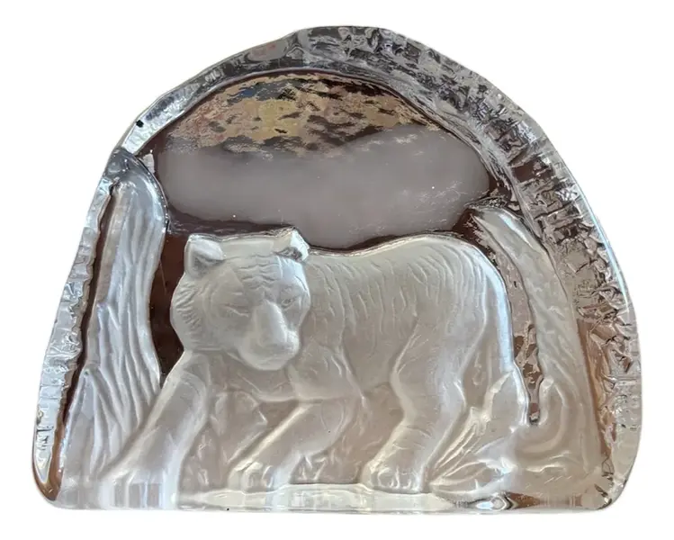 Foto de um(a) Antiga Escultura Artística Bloco Cristal Tigre Peso Papel, da categoria de Escultura. Antiga escultura bloco escultórico peso de papel em cristal lapidado à mão. Peça muito linda e decorativa. Medidas 11x15cm. Vendido no marketplace Trésors.