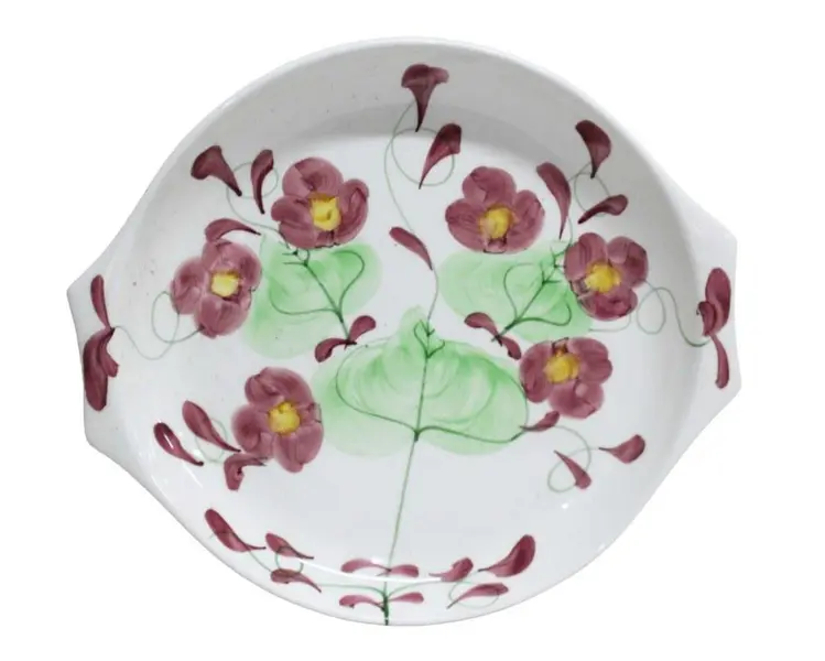 Foto de um(a) Travessa refratário em cerâmica floral, da categoria de Travessas e tigelas. Refratário em cerâmica, com decoração floral policromada e pegas laterais. Manufatura INCA, refratário para forno e mesa. ... Mostrado de uma perspectiva diferente. Vendido no marketplace Trésors.