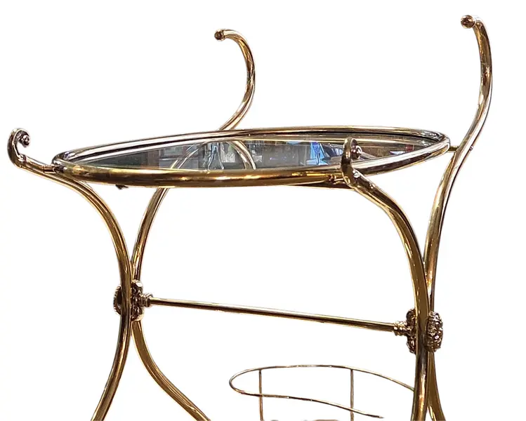 Foto de um(a) Carrinho de Chá Italiano – Bronze e Latão com Vidro Temperado, da categoria de Carrinhos de bar e auxiliares. Exemplar sofisticado do design europeu, este carrinho de chá (ou carrinho bar) combina a robustez do bronze com o brilho... Mostrado de uma perspectiva diferente. Vendido no marketplace Trésors.