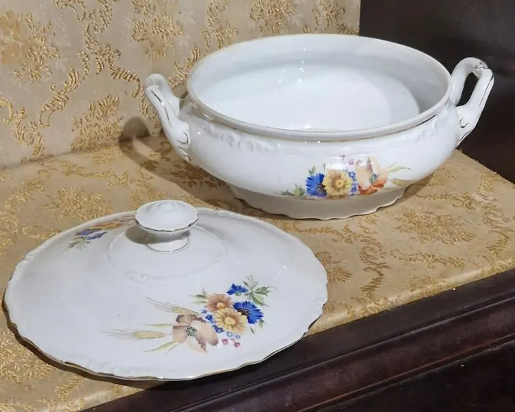 Foto de um(a) Excepcional terrina/sopeira em porcelana tcheca, da categoria de Terrinas de sopa. Lindíssima terrina vintage da renomada manufatura tcheca Epiag, uma peça clássica de porcelana branca, caracterizada por seu... Mostrado de uma perspectiva diferente. Vendido no marketplace Trésors.