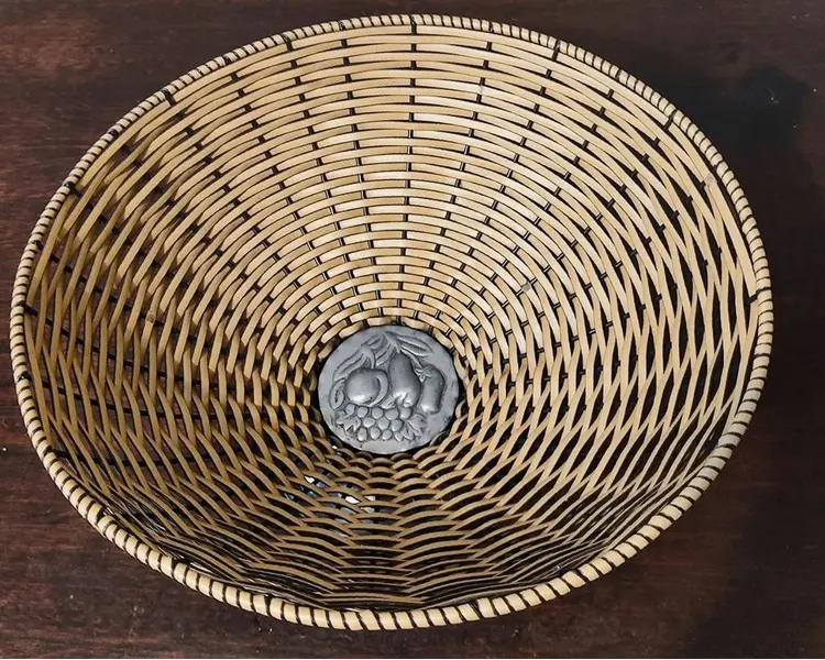 Foto de um(a) Centro de Mesa em Ferro, Fibra Sintética e Estanho, Década de 1990, da categoria de Centro de mesa. Centro de mesa em ferro com trabalho de cestaria usando fibra sintética. Parte central com frutas em estanho, década de... Mostrado de uma perspectiva diferente. Vendido no marketplace Trésors.