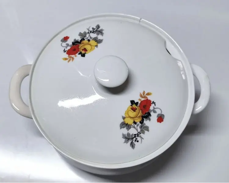 Foto de um(a) Sopeira em Porcelana Branca com Policromia Floral, Fabricante Srs, Década de 1960, da categoria de Terrinas de sopa. Sopeira em porcelana branca com policromia floral típica dos anos 1960, alças lisas e tampa com puxador e abertura para a... Mostrado de uma perspectiva diferente. Vendido no marketplace Trésors.