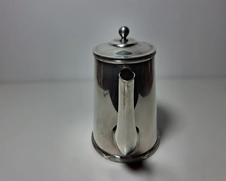 Foto de um(a) Bule Wolff, da categoria de Bules. Bule para chá ou café da tradicional marca Wolff. Em prata 90. Peça clássica, presente nas melhores mesas brasileiras. Mostrado de uma perspectiva diferente. Vendido no marketplace Trésors.