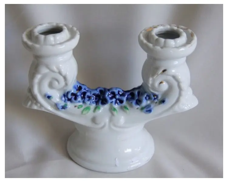 Foto de um(a) Candelabro de porcelana para duas velas, da categoria de Castiçais. Candelabro de porcelana para duas velas, com detalhes de flores em tom de azul, folhas verdes e fio dourado. Mede A: 12cm L:... Mostrado de uma perspectiva diferente. Vendido no marketplace Trésors.