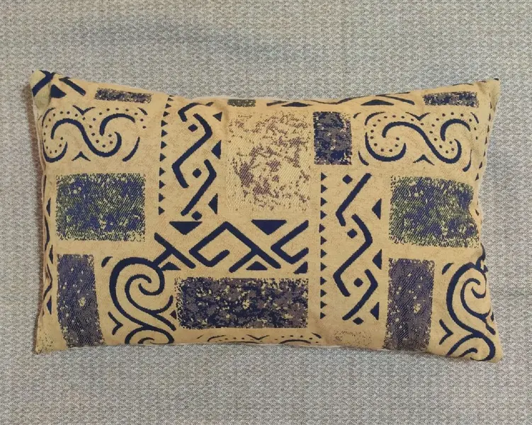 Foto de um(a) Almofada Jacquard Italiano, da categoria de Almofadas e enchimentos. Almofada retangular em tecido jaquard com estampa étnica, década de 2012. Mede: 30 x 50cm. Mostrado de uma perspectiva diferente. Vendido no marketplace Trésors.