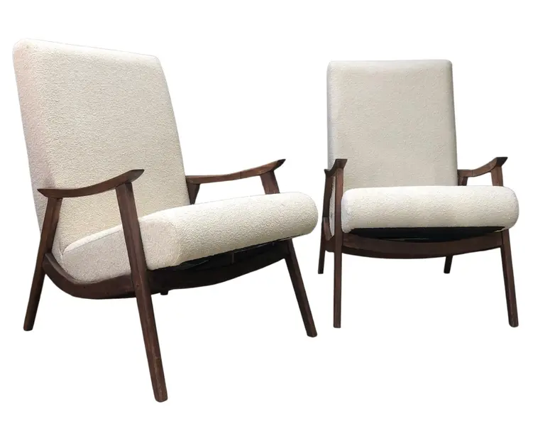 Foto de um(a) Par de Poltronas Modernistas Buclê Off-White, da categoria de Poltronas. Par de Poltronas Modernistas Anos 50/60 em Madeira Maciça e Tecido Buclê Off-White. Mostrado de uma perspectiva diferente. Vendido no marketplace Trésors.