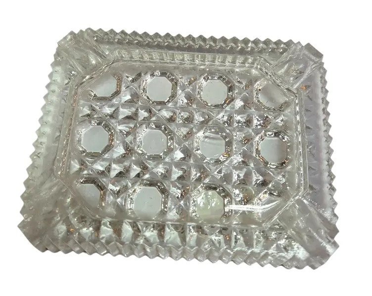 Foto de um(a) Cinzeiro Cristal Ruby, da categoria de Cinzeiros. O ápice da elegância funcional. Este cinzeiro é esculpido em cristal de alta transparência, apresentando lapidações... Mostrado de uma perspectiva diferente. Vendido no marketplace Trésors.