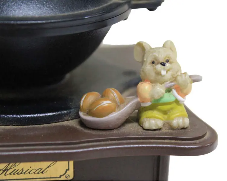 Foto de um(a) Caixa de música formato moedor de café, da categoria de Cestos e Caixas. Antiga caixa musical representando moedor de café, em material plástico com decoração ratinhos em policromia. Funcionando,... Mostrado de uma perspectiva diferente. Vendido no marketplace Trésors.