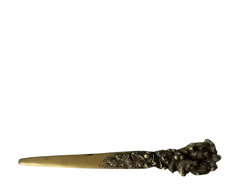 Foto de um(a) Antigo Abridor De Carta Espátula Escultura Cachorro Bronze, da categoria de Abridor de cartas. Antigas espátula usada para abrir cartas. Peça artísticas em bronze francês de excelente qualidade, bastante riqueza de... Vendido no marketplace Trésors.